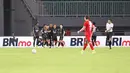 Para pemain Dewa United merayakan gol dari Alexis Messidoro dalam pertandingan Dewa United melawan Persebaya Surabaya pada pekan ke-24 BRI Liga 1 di Stadion Pakansari, Kabupaten Bogor, Jumat (21/2/2025) malam WIB. (Bola.com/Abdul Aziz)