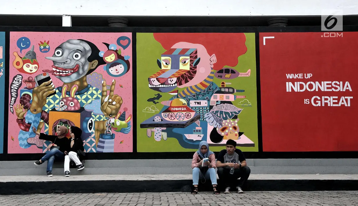 Suasana di pameran street art atau yang biasa di kenal dengan sebutan Mural karya senimanYogyakarta yang bertajuk INDONESIA IS GREAT di museum Galeri Nasional, Jakarta, Sabtu (22/7). (Liputan6.com/Helmi Afandi)