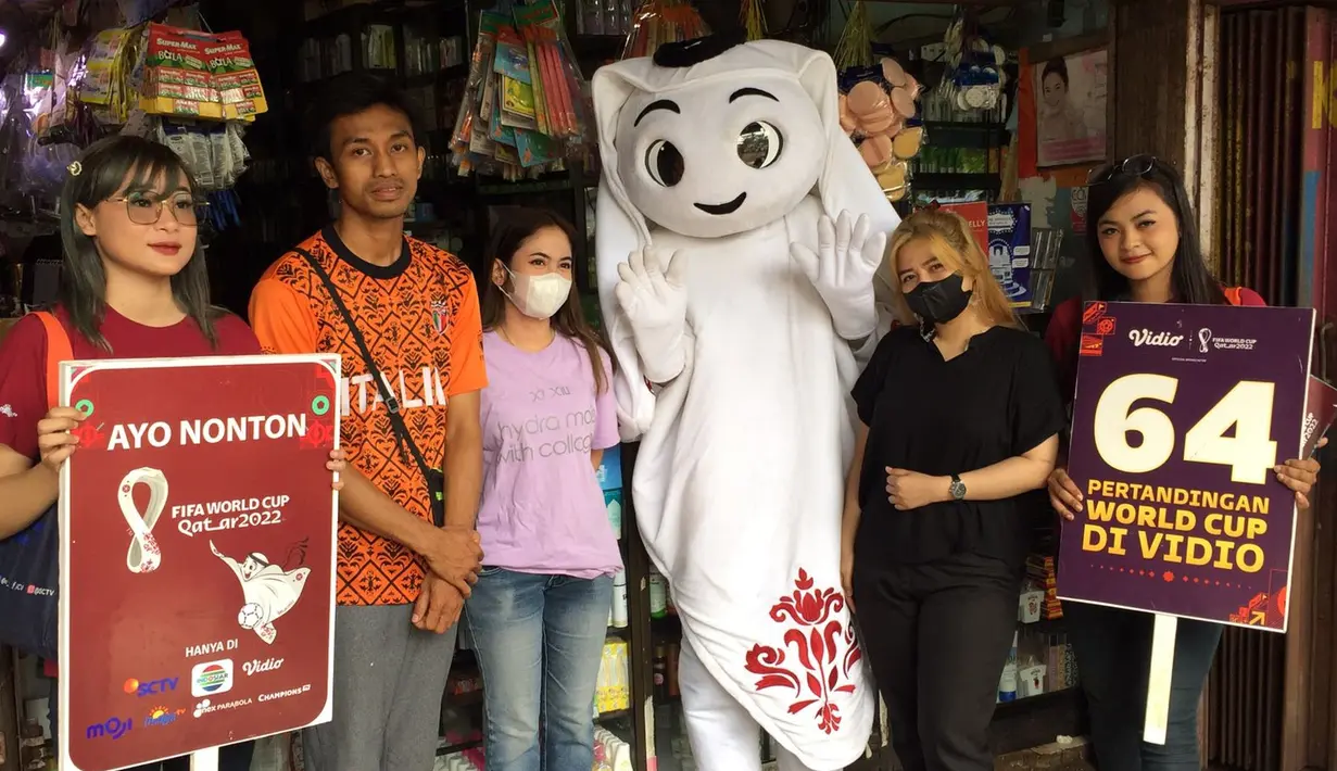 Maskot Piala Dunia 2022, La'eeb berfoto bersama warga saat mengunjungi Pasar Sentra Antasari, Banjarmasin, Kalimantan Selatan, Sabtu (29/10/2022). Kedatangan La'eeb ini disambut antusias oleh pengunjung dan pedagang. Dia menjadi buruan warga untuk berfoto. (FOTO: Dok. SCM)