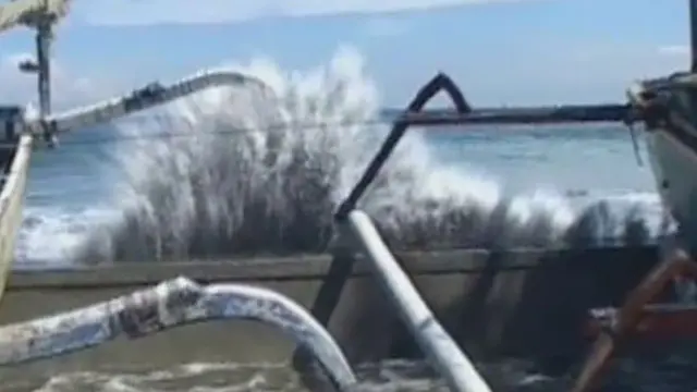 [VIDEO] Gelombang Tinggi, Feri Terempas di Dermaga Ambon