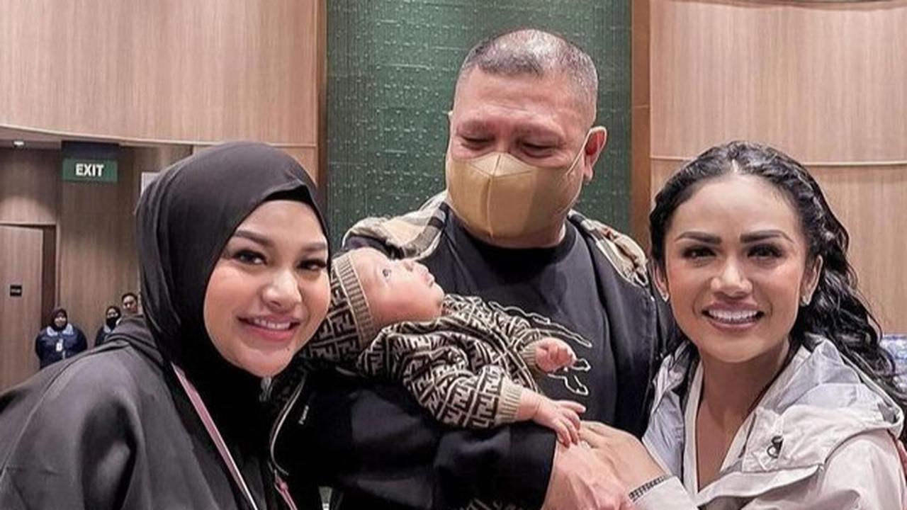 Foto Raul Lemos Gendong Baby Azura untuk Pertama Kali