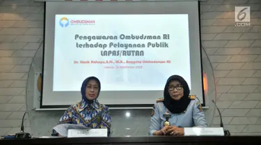 Anggota Ombudsman RI Ninik Rahayu (kiri) didampingi Dirjen PAS Sri Puguh Budi Utami saat memberikan keterangan terkait hasil pengawasan terhadap Pelayanan Publik Lapas/Rutan di Kantor Ombusdman, Jakarta, Senin (24/9). (Merdeka.com/Iqbal S Nugroho)