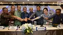 Direktur Utama Bank BRI Sunarso (empat kiri) foto bersama jajaran direksi usai Rapat Umum Pemegang Saham Luar Biasa (RUPSLB) di Jakarta, Senin (2/9/2019). Kinerja BRI hingga akhir semeste I Tahun 2019 tumbuh positif dari sisi profitabilitas dengan laba bersih Rp 16,6 T. (Liputan6.com/Angga Yuniar)