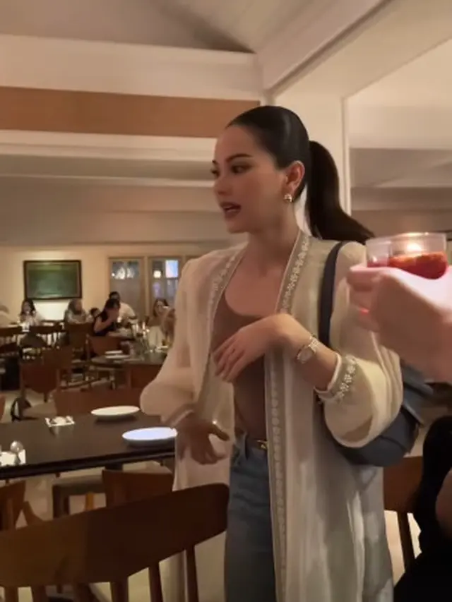 Gaya Kontras Alyssa Daguise Rayakan Ulang Tahun ke-27, dari Dress Hitam Jadi Modest Wear Putih