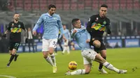 Luiz Felipe dari Lazio, tengah, dan Lautaro Martinez dari Inter Milan berebut bola dalam pertandingan sepak bola Serie A antara Inter Milan dan Lazio di Stadion San Siro, di Milan, Italia, Minggu, 9 Januari 2022. (AP Photo/Antonio Calani)