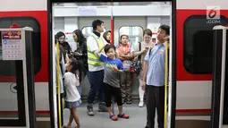 Warga saat mencoba LRT di kawasan Rawamangun, Jakarta, Rabu (12/9). Jalur LRT dari Stasiun Velodrome Rawamangun hingga Stasiun Boulevard Utara Kelapa Gading memiliki panjang 5,8 Km. (Liputan6/Immanuel Antonius)