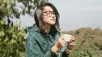 Twindy merupakan aktris yang memiliki cukup banyak penggemar. Ia tampak menikmati suasana saat sedang di alam dengan memegang secangkir minuman di tangannya. Penampilannya dengan kacamata begitu menawan. (Liputan6.com/IG/@twindyrarasati)