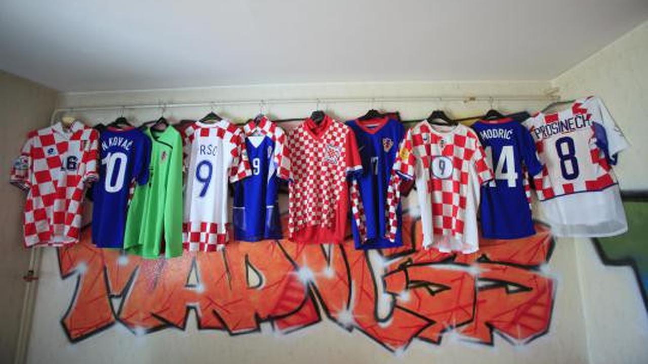  Pria ini koleksi 200 jersey bola senilai Rp 350 juta
