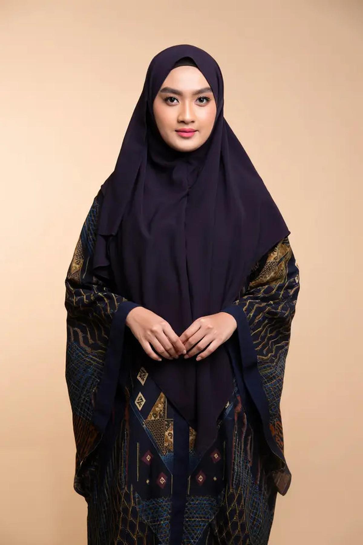 10 Model Gamis Batik Syar'i Slim Fit tapi Tetap Sopan, Kekinian di 2025