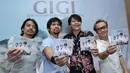 Personil band GIGI berpose dengan albumnya seusai peluncuran album religi ke-9 di kawasan Kemang, Jakarta, Senin (15/5). Band GIGI launching album religi ke-9 bertajuk "Setia Bersama Menyayangi Dan Mencintai". (Liputan6.com/Herman Zakharia)
