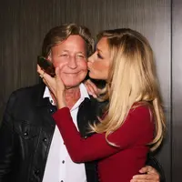 Dalam suasana intimate nan elegan, Bella mencuri perhatian dengan setelan merah klasik yang memadukan blazer model peplumi dan rok midi span dengan warna senada.  [@bellahadid].