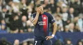 Penyerang  Paris Saint-Germain (PSG) Kylian Mbappe menyentuh wajahnya saat melawan Newcastle United pada matchday kedua Grup F Liga Champions 2023/2024 di Stadion Saint James Park, Kamis dini hari WIB, Kamis (5/10/2023). (AP Photo/Scott Heppell)