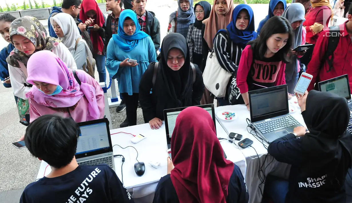 Sejumlah peserta mengantre untuk melakukan registrasi acara EMTEK Goes To Campus (EGTC) 2017 di Universitas Airlangga, Surabaya, Jatim, Rabu (13/9). EGTC Surabaya berlangsung 13 & 14 September 2017. (Liputan6.com/Helmi Afandi)