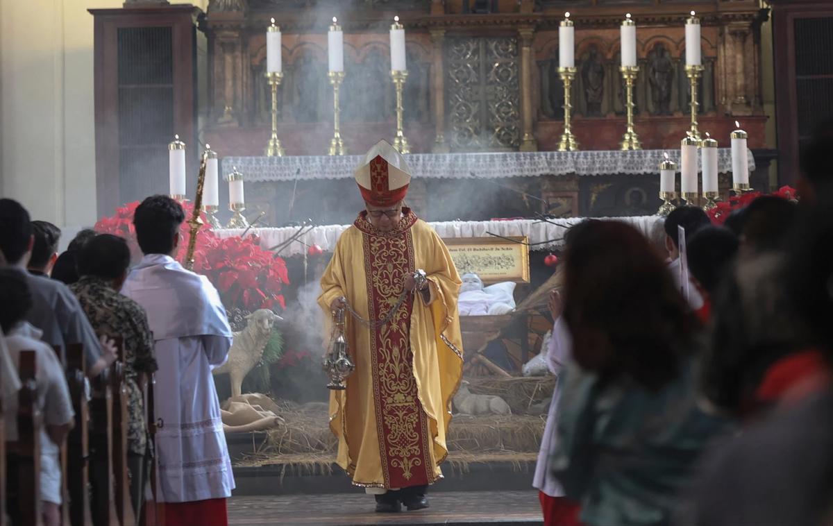 FOTO: Suasana Khidmat Misa Natal 2025 di Gereja Katedral Jakarta Dihadiri Ribuan Umat