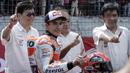 Marc Marquez berpose bersama petinggi Honda seusai menjajal lintasan Sirkuit Sentul sebanyak empat lap dengan motor New Honda CBR 250RR. Selasa (25/10/2016). (Bola.com/Reza Bachtiar)