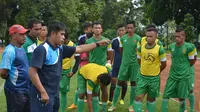 Hanafing, saat memimpin sesi latihan tim sepak bola PON Jawa Timur. (Bola.com/Fahrizal Arnas) 