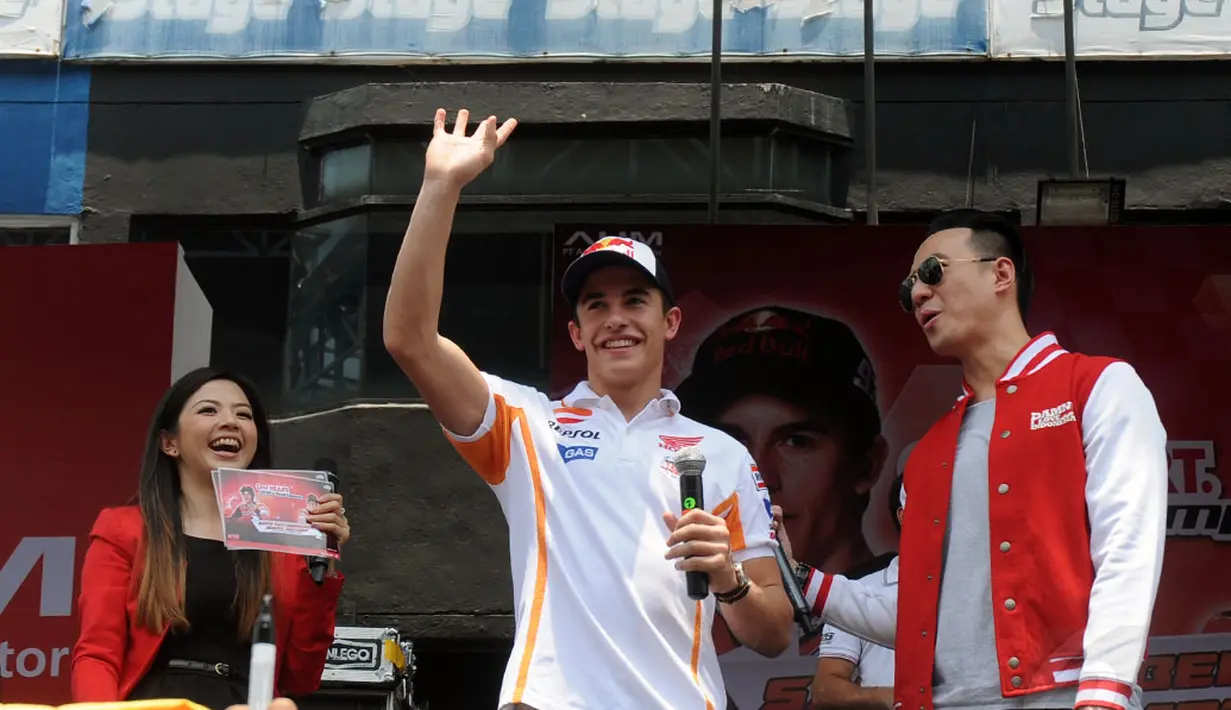 Juara Dunia MotoGP 2013 dan 2014, Marc Marquez (tengah) menyapa ribuan penggemarnya saat berlangsungnya acara Meet & Greet di Sirkuit Sentul, Bogor, (21/10/2014). (Liputan6.com/Helmi Fithriansyah)
