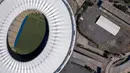 Pandangan udara dari rumah sakit darurat yang didirikan untuk pasien terinfeksi virus corona di kompleks stadion Maracana, Rio de Janeiro, Kamis (2/4/2020). Sebagian kompleks stadion paling terkenal di Brasil itu diubah menjadi rumah sakit lapangan selama pandemi Covid-19. (MAURO PIMENTEL/AFP)