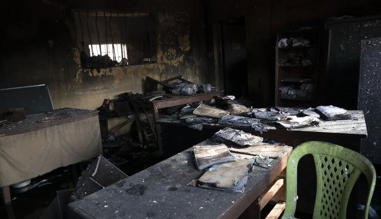 Dokumen yang terbakar terlihat di dalam fasilitas pemasyarakatan di Owerri, Nigeria, Senin (5/4/2021). Sekelompok orang bersenjata meledakkan penjara Oweri di negara bagian Imo dan terlibat adu tembak dengan penjaga yang membuat para napi mampu kabur. (AP Photo/David Dosunmu)