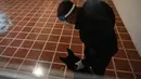 Anjing pelacak Diamond mengikuti pelatihan untuk mendeteksi COVID-19 di Bandara Internasional San Oscar Romero, di San Luis Talpa, Senin (19/4/2021). Presiden El Salvador mengumumkan negara itu akan memiliki anjing yang dilatih untuk mendeteksi orang yang terinfeksi covid-19. (MARVIN RECINOS/AFP)