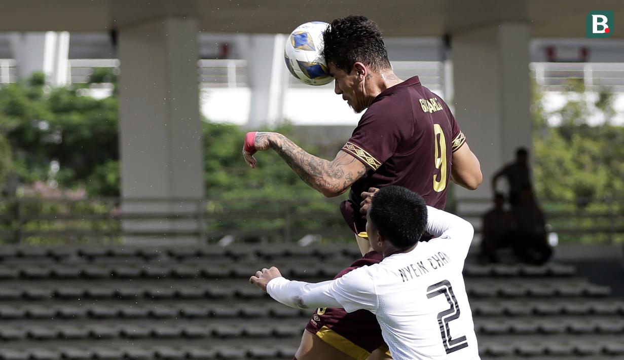 Striker PSM Makassar, Giancarlo Rodrigues, menyundul bola saat melawan Shan United pada laga Piala AFC 2020 di Stadion Madya, Senayan, Jakarta, Rabu (26/2). PSM menang 3-1 atas Shan United. (Bola.com/Yoppy Renato)