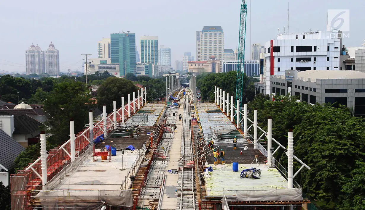 Suasana pemasangan rel kereta proyek pembangunan MRT di Jakarta, Selasa (31/10). Pembangunan fisik Mass Rapid Transit (MRT) Jakarta fase 1 hingga akhir September 2017 telah mencapai 80%. (Liputan6.com/Angga Yuniar)