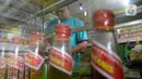 Hendri (37) menyiapkan jamu aduk untuk pembeli di kawasan Pamulang, Tangerang Selatan, Banten, Senin (28/9/2020). Menurutnya penjualan jamu aduk pada masa musim pandemi Covid 19 satu bulan ini penjualan meningkat hingga 200 persen dibandingkan bulan sebelumnya. (merdeka.com/Dwi Narwoko)