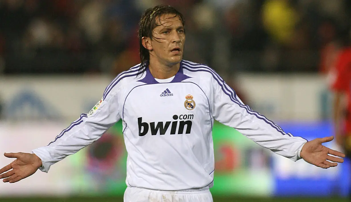 Michel Salgado meninggalkan Real Madrid pada bursa transfer musim panas 2009 silam menuju Blackburn Rovers. Ia meninggalkan Bernabeu dengan status bebas transfer. Bersama Los Blancos, dirinya berhasil menyabet empat gelar La Liga dan dua trofi Liga Champions. (Foto: AFP/Jaime Reina)