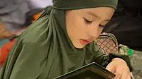 Saat mengaji Khalisa Anak Kartika Putri [@kartikaputriworld]