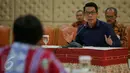 Salah satu kandidat menjawab pertanyaan dari anggota pansel Calon Pimpinan Ombudsman RI (Pansel ORI) di Gedung Sektretariat Negara Jakarta, Selasa (27/10). Hari ini 9 kandidat mengikuti tes wawancara terbuka hingga 30 Oktober. (Liputan6.com/Faizal Fanani)