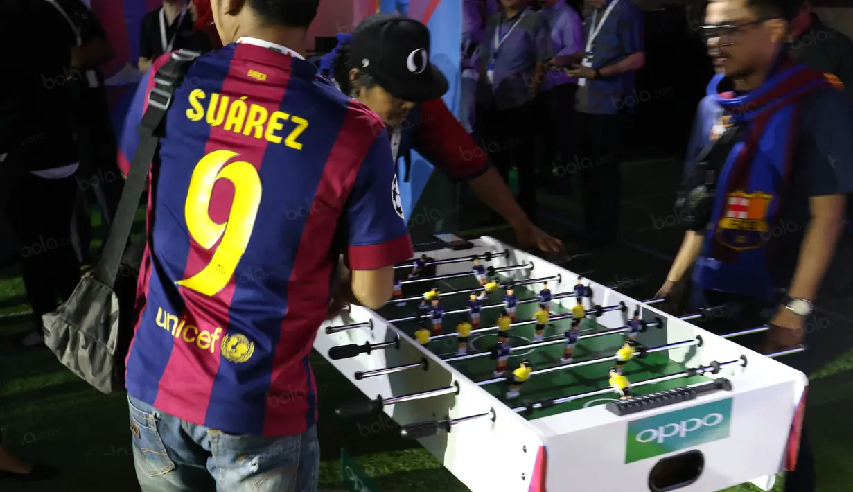 Fans FC Barcelona dari komunitas Indo Barca bermain games pada acara peluncuran Oppo smartphone F1 plus FCB Edition di Kawasan SCBD, Jakarta, Kamis (21/7/2016). (Bola.com/Nicklas Hanoatubun)