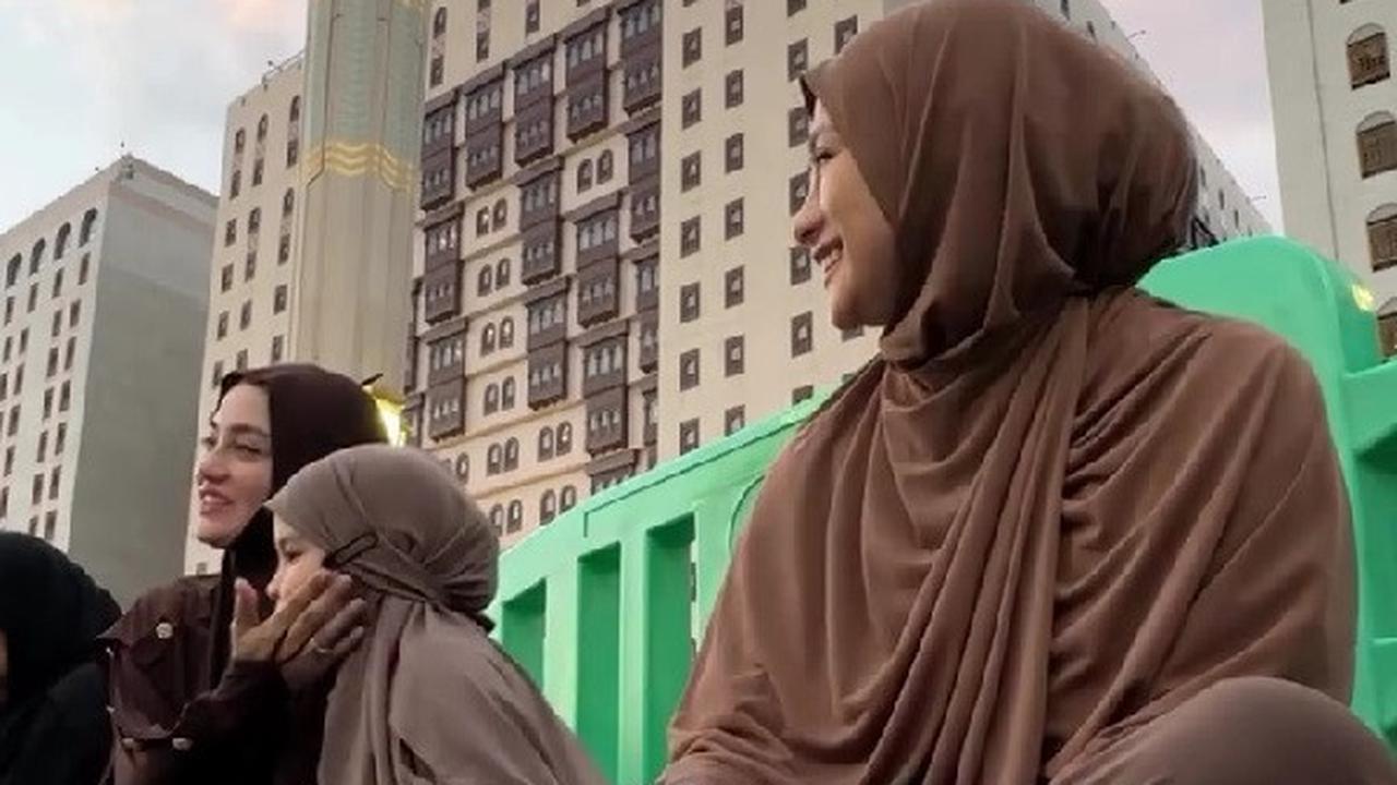 Momen Ririn Ekawati dan Rini Yulianti Bagi-Bagi Takjil Gratis di Masjid Nabawi saat Umrah