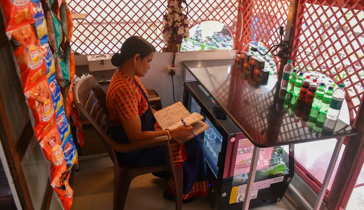 Foto pada 9 Februari 2020 menunjukkan seorang petugas terlihat menjaga toilet keliling di sebuah bus di taman umum di Pune, India. Proyek bernama 'Ti Toilet' ini memiliki 11 toilet portabel, rata-rata digunakan oleh lebih dari 200 perempuan setiap hari. (Indranil MUKHERJEE/AFP)