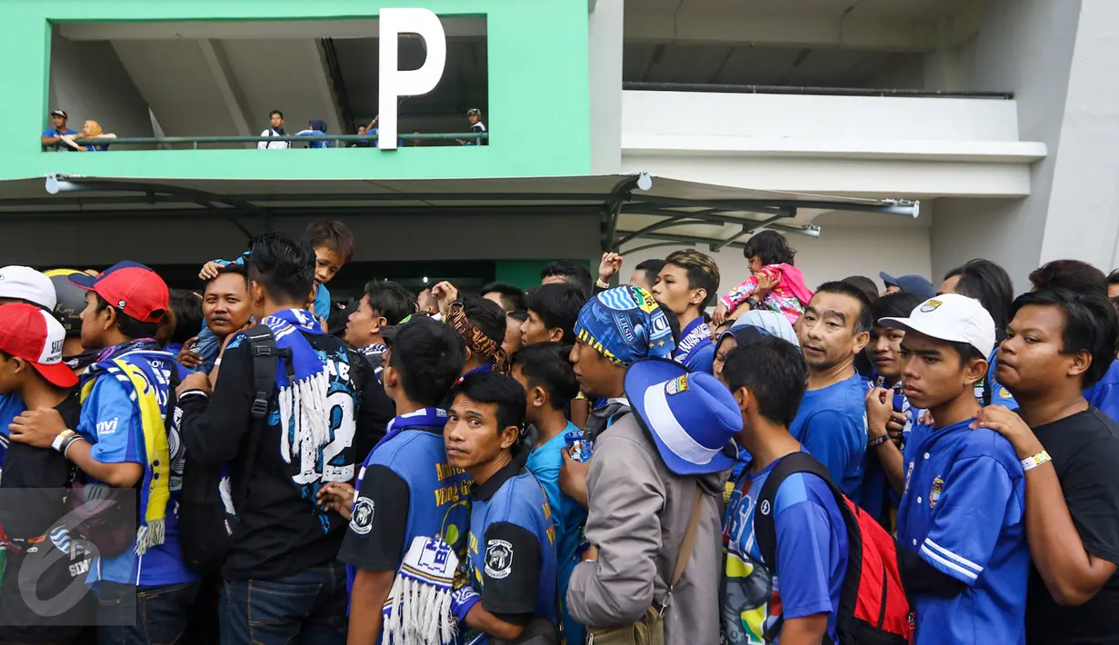 Antrian pendukung Persib Bandung saat di pintu masuk Stadion Gelora Bandung Lautan Api (GLBA), Jawa Barat, Sabtu (15/4). Bobotoh penasaran ingin melihat aksi Essien dan Cole di laga perdana Maung Bandung. (Liputan6.com/Yoppy Renato)