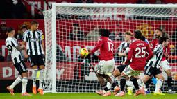 Pemain Manchester United, Patrick Dorgu melakukan tendangan first time saat mencetak gol ke gawang Newcastle dalam laga bertajuk Boxing Day Liga Inggris 2025/2026 di Old Trafford, Manchester, Inggris, Jumat (26/12/2025) waktu setempat. (AP Photo/Dave Thompson)