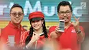 Deputy CEO Smartfren Djoko Tata Ibrahim didampingi Chief of Brand Smartfren Roberto Saputra dan personel Duo Anggrek saat meluncurkan aplikasi SmartMusic di Sarinah, Jakarta, Minggu (10/2). (Merdeka.com/Iqbal S. Nugroho)