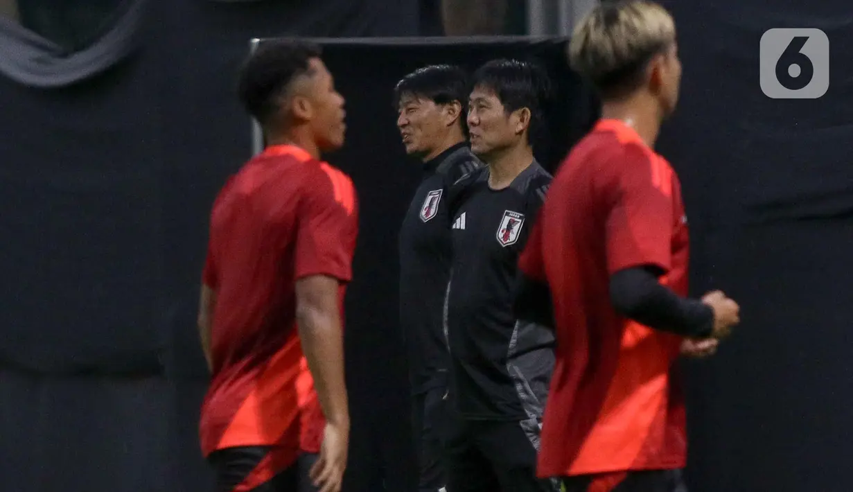 Meski belum lengkap, enam pemain tim besutan pelatih Hajime Moriyasu tampak serius mengikuti sesi latihan. (Liputan6.com/Herman Zakharia)