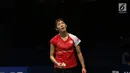 Pebulu tangkis Jepang, Sayaka Sato saat melawan pemain Thailand, Nitchaon Jindapol di di Semifinal Indonesia Open 2017 di Jakarta, Sabtu (17/6). Sato unggul 13-21, 21-18, 21-14. (Liputan6.com/Helmi Fithriansyah)