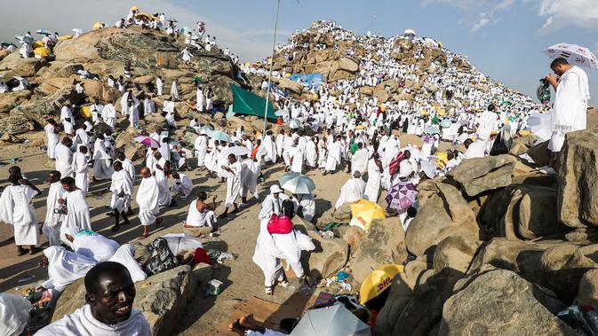 Ribuan umat muslim berkumpul di Bukit Jabal Rahmah saat mereka tiba di Arafah, sebelah tenggara dari kota suci Mekah Saudi, (20/8). Puncak ibadah haji ditandai dengan pelaksanaan wukuf di Arafah. (AFP Photo / Ahmad Al-Rubaye)