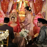 Akad nikah Nina Zatulini dan Chandra Tauphan. (Andy Masela/Bintang.com)