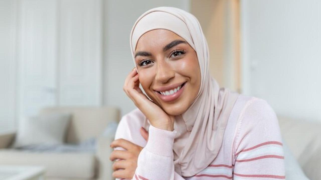 Ilustrasi muslimah senyum, Islami