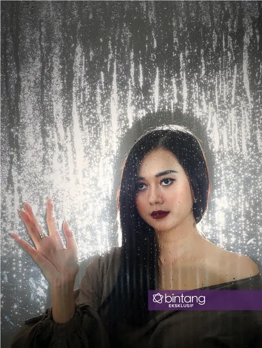 "Aku bangga juga karena film terakhir dah lama banget. Sekarang ditawarin main film ama pemain expert, senior. Agak nervous bahkan awal-awal. Aduh bisa ga ya, takut ga imbang. Senatural aja," lanjutnya. (Bambang E. Ros/Bintang.com)