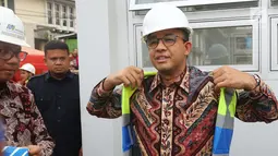 Gubernur DKI Jakarta, Anies Baswedan memakai rompi saat meresmikan Gardu Distribusi Listrik (Receiving Substation/RSS) bawah tanah MRT Jakarta di Taman Sambas, Jakarta, Jumat (13/7). (Liputan6.com/Johan Tallo)