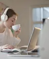 Ilustrasi Mendengarkan Musik saat Bekerja Credit: pexels.com/AndreaPiacquadio