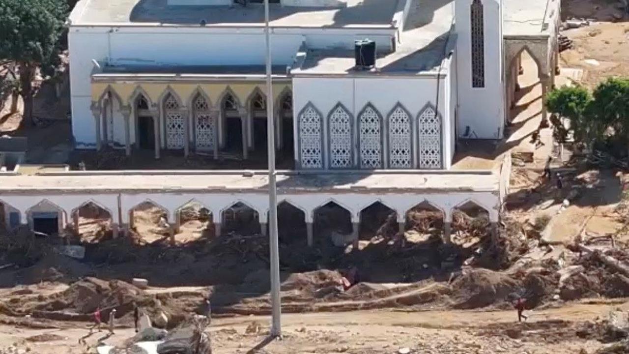 Di antara bangunan lainnya yang hancur tersapu banjir bandang, sebuah masjid di Kota Derna tampak kokoh berdiri pasca terjangan banjir parah tersebut.