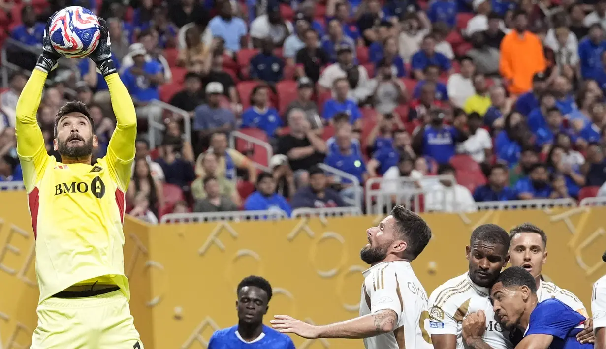 Pemain LAFC, Olivier Giroud (tengah) ikut melakukan mengamankan pertahanan timnya dalam pertandingan Grup D Piala Dunia Antarklub 2025 melawan Chelsea di Mercedes Benz Stadium, Atlanta, Amerika Serikat, Selasa (17/06/2025) WIB. (AP Photo/Brynn Anderson)
