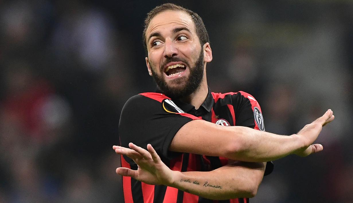 7. Gonzalo Higuain - Dibuang oleh Juventus ke AC Milan tetapi hanya bertahan enam bulan karena tidak produktif mencetak gol. (AFP/Miguel Medina)