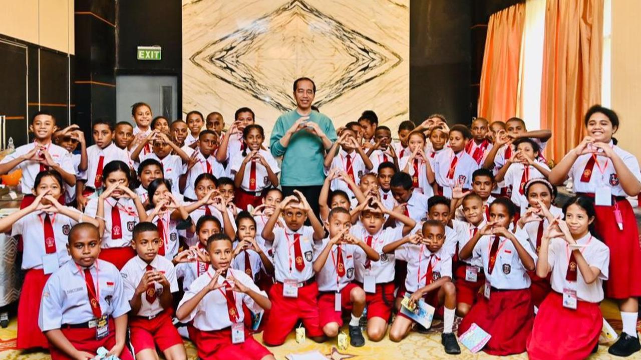 Jokowi pun mengapresiasi para pelajar Papua yang dinilainya pintar dan berani. Jokowi berpesan agar anak-anak tersebut bisa terus semangat belajar.