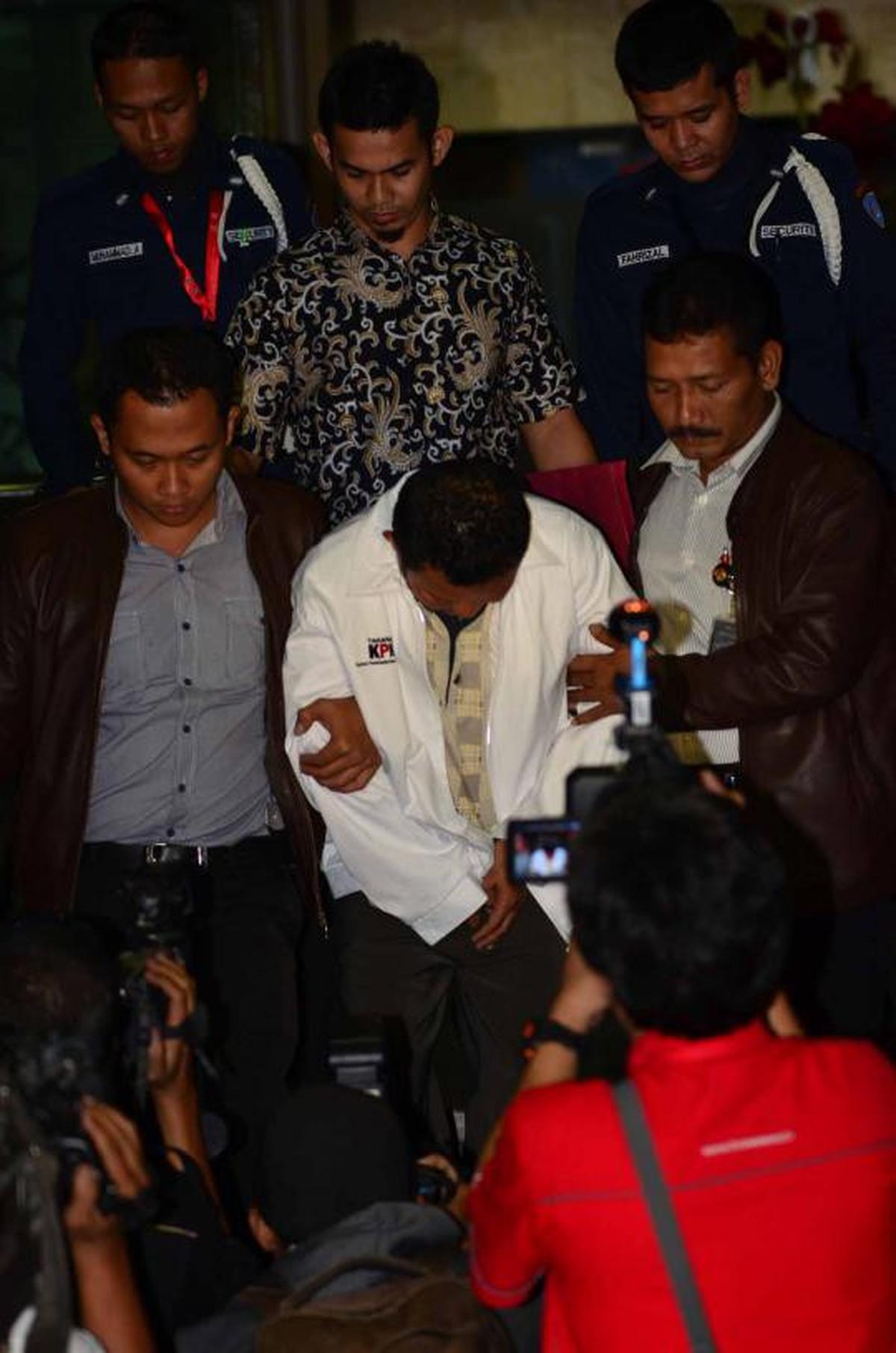 Bupati Buol kenakan baju Tahanan KPK
