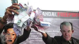 Sejumlah mahasiswa menggelar aksi teaterikal Skandal Freeport di bundaran Patung Kuda, Jakarta, Minggu (27/12/2015). Aksi tersebut sebagai bentuk sindiran kepada pemerintah terkait kasus Freeport. (Liputan6.com/Angga Yuniar)